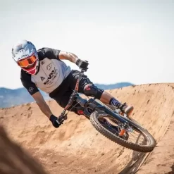 G-Form E-Line Knee Guard -Professionel butik med rulleskøjteudstyr g form e line knee guard hc