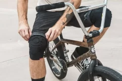 Shadow Invisa-Lite Knæbeskyttere -Professionel butik med rulleskøjteudstyr shadow invisa lite knee pads n3